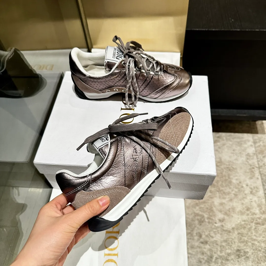 👟👟Ex-factory price 560👟👟 2025, new series, this Dior, C'est sneaker shows eye-catching and fashionable style. Carefully crafted, the 3D printed design of the upper is super fashionable, and the details also add a touch of elegance. The lightweight two-tone sole offers exceptional comfort and sporty style. Can add a stylish touch to any casual look. The tongue and sole are decorated with the Christian Paris logo, and the cowhide design is styled. Women's size 35-40
